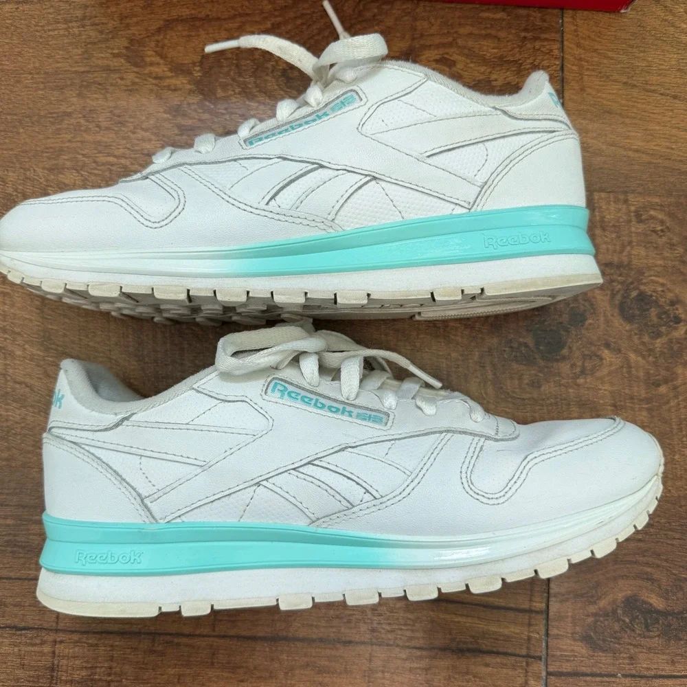 Reebok Classic Leather MU Women 7.5 White Teal Gradient Sneakers GZ5648